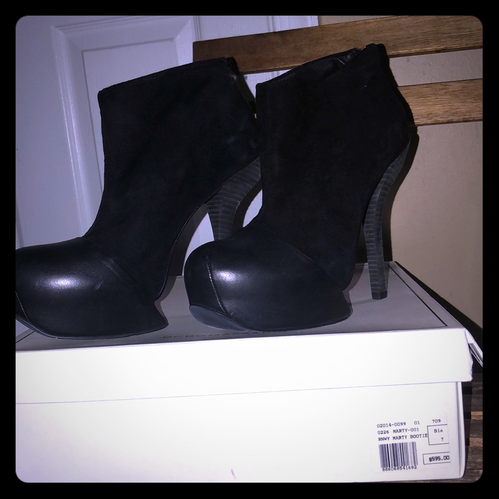 BCBGMAXAZRIA RUNWAY MARTY BOOTIE